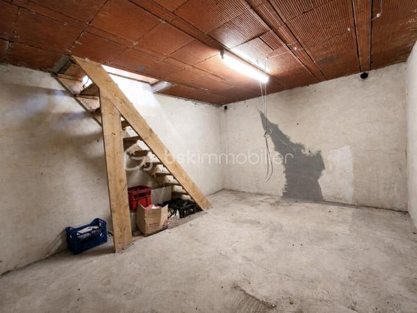 Située dans un environnement résidentiel recherché de Villepreux, cette maison familiale offre de beaux volumes et un fort potentiel pour créer un lieu de vie à votre image. Édifiée sur un terrain de 440 m², elle bénéficie d'un agréable extérieur offrant de nombreuses possibilités d'aménagement.

Au rez-de-chaussée, vous découvrirez une cuisine indépendante, un WC séparé ainsi qu’un double séjour lumineux, idéal pour partager des moments en famille.

À l’étage, l’espace nuit se compose de 4 chambres ainsi que d’une salle de bain avec WC, offrant une configuration parfaitement adaptée à une famille.

La maison dispose d’un garage fermé, d’une dépendance d’environ 17 m² pouvant répondre à différents besoins (bureau, profession libérale, chambre…) ainsi que d’une cave d’environ 17 m² accessible depuis celle-ci.

Son emplacement est un véritable atout au quotidien : la maison bénéficie de la proximité des écoles maternelles, élémentaires et collèges de Villepreux, permettant une organisation familiale pratique. Les commerces de proximité et services du quotidien sont facilement accessibles.

Côté transports, la gare de Villepreux–Les Clayes permet de rejoindre Paris-Montparnasse via la ligne N du Transilien, un avantage apprécié pour les déplacements quotidiens vers Paris et l’ouest francilien.

Des travaux de rénovation sont à prévoir. Une belle opportunité pour repenser les espaces, améliorer les performances du logement et valoriser tout le potentiel de cette maison familiale.

Un bien rare sur le secteur, idéal pour les acquéreurs souhaitant personnaliser leur future maison et créer un intérieur à leur goût.