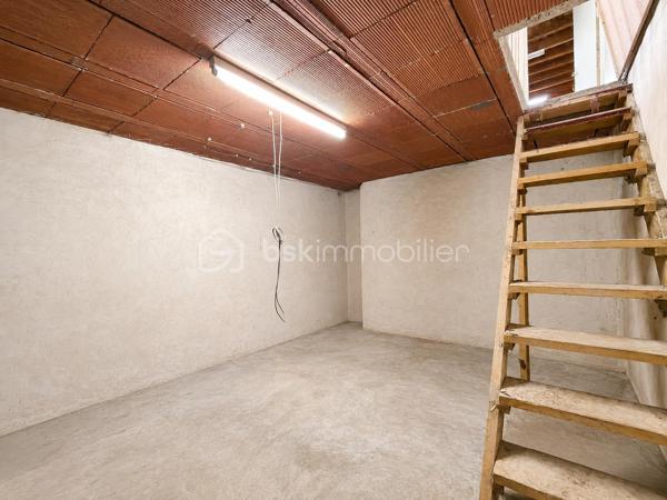 Située dans un environnement résidentiel recherché de Villepreux, cette maison familiale offre de beaux volumes et un fort potentiel pour créer un lieu de vie à votre image. Édifiée sur un terrain de 440 m², elle bénéficie d'un agréable extérieur offrant de nombreuses possibilités d'aménagement.

Au rez-de-chaussée, vous découvrirez une cuisine indépendante, un WC séparé ainsi qu’un double séjour lumineux, idéal pour partager des moments en famille.

À l’étage, l’espace nuit se compose de 4 chambres ainsi que d’une salle de bain avec WC, offrant une configuration parfaitement adaptée à une famille.

La maison dispose d’un garage fermé, d’une dépendance d’environ 17 m² pouvant répondre à différents besoins (bureau, profession libérale, chambre…) ainsi que d’une cave d’environ 17 m² accessible depuis celle-ci.

Son emplacement est un véritable atout au quotidien : la maison bénéficie de la proximité des écoles maternelles, élémentaires et collèges de Villepreux, permettant une organisation familiale pratique. Les commerces de proximité et services du quotidien sont facilement accessibles.

Côté transports, la gare de Villepreux–Les Clayes permet de rejoindre Paris-Montparnasse via la ligne N du Transilien, un avantage apprécié pour les déplacements quotidiens vers Paris et l’ouest francilien.

Des travaux de rénovation sont à prévoir. Une belle opportunité pour repenser les espaces, améliorer les performances du logement et valoriser tout le potentiel de cette maison familiale.

Un bien rare sur le secteur, idéal pour les acquéreurs souhaitant personnaliser leur future maison et créer un intérieur à leur goût.