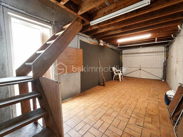 Située dans un environnement résidentiel recherché de Villepreux, cette maison familiale offre de beaux volumes et un fort potentiel pour créer un lieu de vie à votre image. Édifiée sur un terrain de 440 m², elle bénéficie d'un agréable extérieur offrant de nombreuses possibilités d'aménagement.

Au rez-de-chaussée, vous découvrirez une cuisine indépendante, un WC séparé ainsi qu’un double séjour lumineux, idéal pour partager des moments en famille.

À l’étage, l’espace nuit se compose de 4 chambres ainsi que d’une salle de bain avec WC, offrant une configuration parfaitement adaptée à une famille.

La maison dispose d’un garage fermé, d’une dépendance d’environ 17 m² pouvant répondre à différents besoins (bureau, profession libérale, chambre…) ainsi que d’une cave d’environ 17 m² accessible depuis celle-ci.

Son emplacement est un véritable atout au quotidien : la maison bénéficie de la proximité des écoles maternelles, élémentaires et collèges de Villepreux, permettant une organisation familiale pratique. Les commerces de proximité et services du quotidien sont facilement accessibles.

Côté transports, la gare de Villepreux–Les Clayes permet de rejoindre Paris-Montparnasse via la ligne N du Transilien, un avantage apprécié pour les déplacements quotidiens vers Paris et l’ouest francilien.

Des travaux de rénovation sont à prévoir. Une belle opportunité pour repenser les espaces, améliorer les performances du logement et valoriser tout le potentiel de cette maison familiale.

Un bien rare sur le secteur, idéal pour les acquéreurs souhaitant personnaliser leur future maison et créer un intérieur à leur goût.