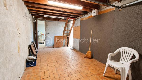 Située dans un environnement résidentiel recherché de Villepreux, cette maison familiale offre de beaux volumes et un fort potentiel pour créer un lieu de vie à votre image. Édifiée sur un terrain de 440 m², elle bénéficie d'un agréable extérieur offrant de nombreuses possibilités d'aménagement.

Au rez-de-chaussée, vous découvrirez une cuisine indépendante, un WC séparé ainsi qu’un double séjour lumineux, idéal pour partager des moments en famille.

À l’étage, l’espace nuit se compose de 4 chambres ainsi que d’une salle de bain avec WC, offrant une configuration parfaitement adaptée à une famille.

La maison dispose d’un garage fermé, d’une dépendance d’environ 17 m² pouvant répondre à différents besoins (bureau, profession libérale, chambre…) ainsi que d’une cave d’environ 17 m² accessible depuis celle-ci.

Son emplacement est un véritable atout au quotidien : la maison bénéficie de la proximité des écoles maternelles, élémentaires et collèges de Villepreux, permettant une organisation familiale pratique. Les commerces de proximité et services du quotidien sont facilement accessibles.

Côté transports, la gare de Villepreux–Les Clayes permet de rejoindre Paris-Montparnasse via la ligne N du Transilien, un avantage apprécié pour les déplacements quotidiens vers Paris et l’ouest francilien.

Des travaux de rénovation sont à prévoir. Une belle opportunité pour repenser les espaces, améliorer les performances du logement et valoriser tout le potentiel de cette maison familiale.

Un bien rare sur le secteur, idéal pour les acquéreurs souhaitant personnaliser leur future maison et créer un intérieur à leur goût.