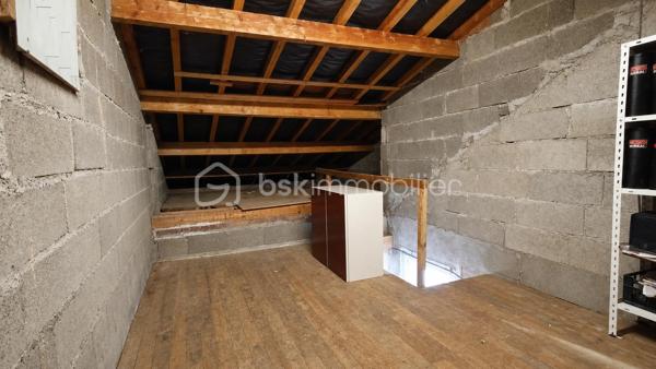 Située dans un environnement résidentiel recherché de Villepreux, cette maison familiale offre de beaux volumes et un fort potentiel pour créer un lieu de vie à votre image. Édifiée sur un terrain de 440 m², elle bénéficie d'un agréable extérieur offrant de nombreuses possibilités d'aménagement.

Au rez-de-chaussée, vous découvrirez une cuisine indépendante, un WC séparé ainsi qu’un double séjour lumineux, idéal pour partager des moments en famille.

À l’étage, l’espace nuit se compose de 4 chambres ainsi que d’une salle de bain avec WC, offrant une configuration parfaitement adaptée à une famille.

La maison dispose d’un garage fermé, d’une dépendance d’environ 17 m² pouvant répondre à différents besoins (bureau, profession libérale, chambre…) ainsi que d’une cave d’environ 17 m² accessible depuis celle-ci.

Son emplacement est un véritable atout au quotidien : la maison bénéficie de la proximité des écoles maternelles, élémentaires et collèges de Villepreux, permettant une organisation familiale pratique. Les commerces de proximité et services du quotidien sont facilement accessibles.

Côté transports, la gare de Villepreux–Les Clayes permet de rejoindre Paris-Montparnasse via la ligne N du Transilien, un avantage apprécié pour les déplacements quotidiens vers Paris et l’ouest francilien.

Des travaux de rénovation sont à prévoir. Une belle opportunité pour repenser les espaces, améliorer les performances du logement et valoriser tout le potentiel de cette maison familiale.

Un bien rare sur le secteur, idéal pour les acquéreurs souhaitant personnaliser leur future maison et créer un intérieur à leur goût.