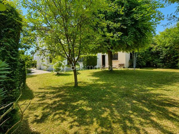 Située dans un environnement résidentiel recherché de Villepreux, cette maison familiale offre de beaux volumes et un fort potentiel pour créer un lieu de vie à votre image. Édifiée sur un terrain de 440 m², elle bénéficie d'un agréable extérieur offrant de nombreuses possibilités d'aménagement.

Au rez-de-chaussée, vous découvrirez une cuisine indépendante, un WC séparé ainsi qu’un double séjour lumineux, idéal pour partager des moments en famille.

À l’étage, l’espace nuit se compose de 4 chambres ainsi que d’une salle de bain avec WC, offrant une configuration parfaitement adaptée à une famille.

La maison dispose d’un garage fermé, d’une dépendance d’environ 17 m² pouvant répondre à différents besoins (bureau, profession libérale, chambre…) ainsi que d’une cave d’environ 17 m² accessible depuis celle-ci.

Son emplacement est un véritable atout au quotidien : la maison bénéficie de la proximité des écoles maternelles, élémentaires et collèges de Villepreux, permettant une organisation familiale pratique. Les commerces de proximité et services du quotidien sont facilement accessibles.

Côté transports, la gare de Villepreux–Les Clayes permet de rejoindre Paris-Montparnasse via la ligne N du Transilien, un avantage apprécié pour les déplacements quotidiens vers Paris et l’ouest francilien.

Des travaux de rénovation sont à prévoir. Une belle opportunité pour repenser les espaces, améliorer les performances du logement et valoriser tout le potentiel de cette maison familiale.

Un bien rare sur le secteur, idéal pour les acquéreurs souhaitant personnaliser leur future maison et créer un intérieur à leur goût.