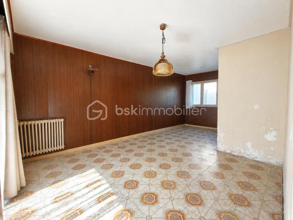 Située dans un environnement résidentiel recherché de Villepreux, cette maison familiale offre de beaux volumes et un fort potentiel pour créer un lieu de vie à votre image. Édifiée sur un terrain de 440 m², elle bénéficie d'un agréable extérieur offrant de nombreuses possibilités d'aménagement.

Au rez-de-chaussée, vous découvrirez une cuisine indépendante, un WC séparé ainsi qu’un double séjour lumineux, idéal pour partager des moments en famille.

À l’étage, l’espace nuit se compose de 4 chambres ainsi que d’une salle de bain avec WC, offrant une configuration parfaitement adaptée à une famille.

La maison dispose d’un garage fermé, d’une dépendance d’environ 17 m² pouvant répondre à différents besoins (bureau, profession libérale, chambre…) ainsi que d’une cave d’environ 17 m² accessible depuis celle-ci.

Son emplacement est un véritable atout au quotidien : la maison bénéficie de la proximité des écoles maternelles, élémentaires et collèges de Villepreux, permettant une organisation familiale pratique. Les commerces de proximité et services du quotidien sont facilement accessibles.

Côté transports, la gare de Villepreux–Les Clayes permet de rejoindre Paris-Montparnasse via la ligne N du Transilien, un avantage apprécié pour les déplacements quotidiens vers Paris et l’ouest francilien.

Des travaux de rénovation sont à prévoir. Une belle opportunité pour repenser les espaces, améliorer les performances du logement et valoriser tout le potentiel de cette maison familiale.

Un bien rare sur le secteur, idéal pour les acquéreurs souhaitant personnaliser leur future maison et créer un intérieur à leur goût.