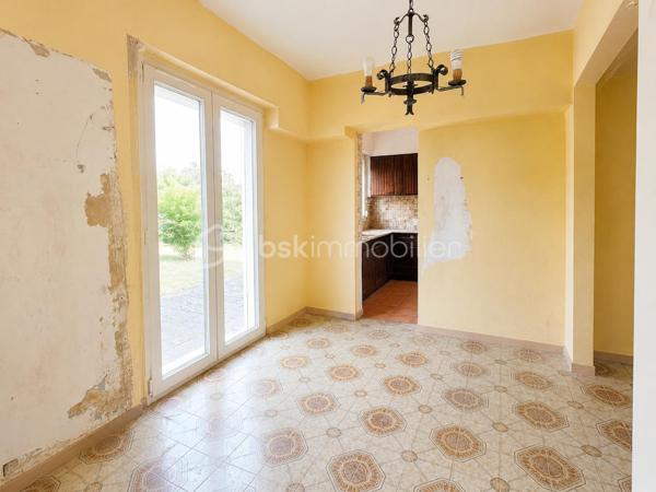 Située dans un environnement résidentiel recherché de Villepreux, cette maison familiale offre de beaux volumes et un fort potentiel pour créer un lieu de vie à votre image. Édifiée sur un terrain de 440 m², elle bénéficie d'un agréable extérieur offrant de nombreuses possibilités d'aménagement.

Au rez-de-chaussée, vous découvrirez une cuisine indépendante, un WC séparé ainsi qu’un double séjour lumineux, idéal pour partager des moments en famille.

À l’étage, l’espace nuit se compose de 4 chambres ainsi que d’une salle de bain avec WC, offrant une configuration parfaitement adaptée à une famille.

La maison dispose d’un garage fermé, d’une dépendance d’environ 17 m² pouvant répondre à différents besoins (bureau, profession libérale, chambre…) ainsi que d’une cave d’environ 17 m² accessible depuis celle-ci.

Son emplacement est un véritable atout au quotidien : la maison bénéficie de la proximité des écoles maternelles, élémentaires et collèges de Villepreux, permettant une organisation familiale pratique. Les commerces de proximité et services du quotidien sont facilement accessibles.

Côté transports, la gare de Villepreux–Les Clayes permet de rejoindre Paris-Montparnasse via la ligne N du Transilien, un avantage apprécié pour les déplacements quotidiens vers Paris et l’ouest francilien.

Des travaux de rénovation sont à prévoir. Une belle opportunité pour repenser les espaces, améliorer les performances du logement et valoriser tout le potentiel de cette maison familiale.

Un bien rare sur le secteur, idéal pour les acquéreurs souhaitant personnaliser leur future maison et créer un intérieur à leur goût.