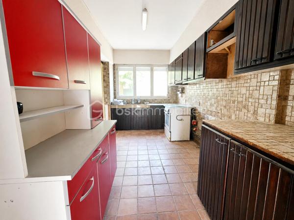 Située dans un environnement résidentiel recherché de Villepreux, cette maison familiale offre de beaux volumes et un fort potentiel pour créer un lieu de vie à votre image. Édifiée sur un terrain de 440 m², elle bénéficie d'un agréable extérieur offrant de nombreuses possibilités d'aménagement.

Au rez-de-chaussée, vous découvrirez une cuisine indépendante, un WC séparé ainsi qu’un double séjour lumineux, idéal pour partager des moments en famille.

À l’étage, l’espace nuit se compose de 4 chambres ainsi que d’une salle de bain avec WC, offrant une configuration parfaitement adaptée à une famille.

La maison dispose d’un garage fermé, d’une dépendance d’environ 17 m² pouvant répondre à différents besoins (bureau, profession libérale, chambre…) ainsi que d’une cave d’environ 17 m² accessible depuis celle-ci.

Son emplacement est un véritable atout au quotidien : la maison bénéficie de la proximité des écoles maternelles, élémentaires et collèges de Villepreux, permettant une organisation familiale pratique. Les commerces de proximité et services du quotidien sont facilement accessibles.

Côté transports, la gare de Villepreux–Les Clayes permet de rejoindre Paris-Montparnasse via la ligne N du Transilien, un avantage apprécié pour les déplacements quotidiens vers Paris et l’ouest francilien.

Des travaux de rénovation sont à prévoir. Une belle opportunité pour repenser les espaces, améliorer les performances du logement et valoriser tout le potentiel de cette maison familiale.

Un bien rare sur le secteur, idéal pour les acquéreurs souhaitant personnaliser leur future maison et créer un intérieur à leur goût.