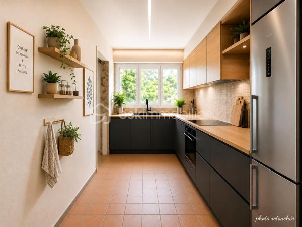 Située dans un environnement résidentiel recherché de Villepreux, cette maison familiale offre de beaux volumes et un fort potentiel pour créer un lieu de vie à votre image. Édifiée sur un terrain de 440 m², elle bénéficie d'un agréable extérieur offrant de nombreuses possibilités d'aménagement.

Au rez-de-chaussée, vous découvrirez une cuisine indépendante, un WC séparé ainsi qu’un double séjour lumineux, idéal pour partager des moments en famille.

À l’étage, l’espace nuit se compose de 4 chambres ainsi que d’une salle de bain avec WC, offrant une configuration parfaitement adaptée à une famille.

La maison dispose d’un garage fermé, d’une dépendance d’environ 17 m² pouvant répondre à différents besoins (bureau, profession libérale, chambre…) ainsi que d’une cave d’environ 17 m² accessible depuis celle-ci.

Son emplacement est un véritable atout au quotidien : la maison bénéficie de la proximité des écoles maternelles, élémentaires et collèges de Villepreux, permettant une organisation familiale pratique. Les commerces de proximité et services du quotidien sont facilement accessibles.

Côté transports, la gare de Villepreux–Les Clayes permet de rejoindre Paris-Montparnasse via la ligne N du Transilien, un avantage apprécié pour les déplacements quotidiens vers Paris et l’ouest francilien.

Des travaux de rénovation sont à prévoir. Une belle opportunité pour repenser les espaces, améliorer les performances du logement et valoriser tout le potentiel de cette maison familiale.

Un bien rare sur le secteur, idéal pour les acquéreurs souhaitant personnaliser leur future maison et créer un intérieur à leur goût.