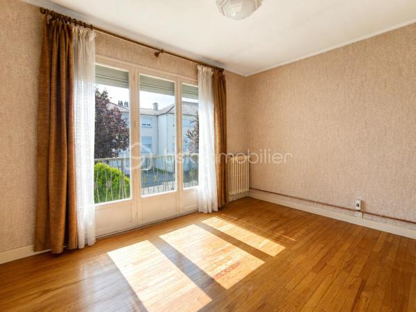 Située dans un environnement résidentiel recherché de Villepreux, cette maison familiale offre de beaux volumes et un fort potentiel pour créer un lieu de vie à votre image. Édifiée sur un terrain de 440 m², elle bénéficie d'un agréable extérieur offrant de nombreuses possibilités d'aménagement.

Au rez-de-chaussée, vous découvrirez une cuisine indépendante, un WC séparé ainsi qu’un double séjour lumineux, idéal pour partager des moments en famille.

À l’étage, l’espace nuit se compose de 4 chambres ainsi que d’une salle de bain avec WC, offrant une configuration parfaitement adaptée à une famille.

La maison dispose d’un garage fermé, d’une dépendance d’environ 17 m² pouvant répondre à différents besoins (bureau, profession libérale, chambre…) ainsi que d’une cave d’environ 17 m² accessible depuis celle-ci.

Son emplacement est un véritable atout au quotidien : la maison bénéficie de la proximité des écoles maternelles, élémentaires et collèges de Villepreux, permettant une organisation familiale pratique. Les commerces de proximité et services du quotidien sont facilement accessibles.

Côté transports, la gare de Villepreux–Les Clayes permet de rejoindre Paris-Montparnasse via la ligne N du Transilien, un avantage apprécié pour les déplacements quotidiens vers Paris et l’ouest francilien.

Des travaux de rénovation sont à prévoir. Une belle opportunité pour repenser les espaces, améliorer les performances du logement et valoriser tout le potentiel de cette maison familiale.

Un bien rare sur le secteur, idéal pour les acquéreurs souhaitant personnaliser leur future maison et créer un intérieur à leur goût.
