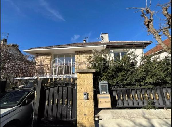 🏡  Idéal investisseur Parfait locatif ou grande famille.
Située à proximité immédiate de toutes commodités et des axes routiers  A1 / A3 / A104, et transports RER .
Cette maison familiale de 1972 offre un fort potentiel, aussi bien pour une résidence principale que pour un investissement locatif.
Édifiée sur un terrain de 382 m², elle développe 133 m² habitables plus une dépendance de 37 m².
🔹 Composition du bien :
À l’étage :
Un appartement de type F4 avec balcon
Au rez-de-chaussée :
Un appartement de type F3
Dépendance :
Un F2 indépendant, idéal pour location ou rendement locatif
🔹 Caractéristiques :
Double vitrage avec stores
2 cuisines équipées
2 WC séparés
3 salles d’eau
Chauffage au gaz (chaudière)
DPE : C
🔹 Extérieurs :
Terrasse de 18 m²
Jardin 
Abri de jardin fermé
Garage
3 places de stationnement extérieures
💡 Points forts :
✔️ Bien déjà divisé en plusieurs logements
✔️ Idéal pour investisseur ou grande famille
✔️ Bonne performance énergétique (DPE C)
✔️ Emplacement stratégique proche axes autoroutiers et toutes commodités
Opportunité rare – 3 logements indépendants – Rentabilité immédiate