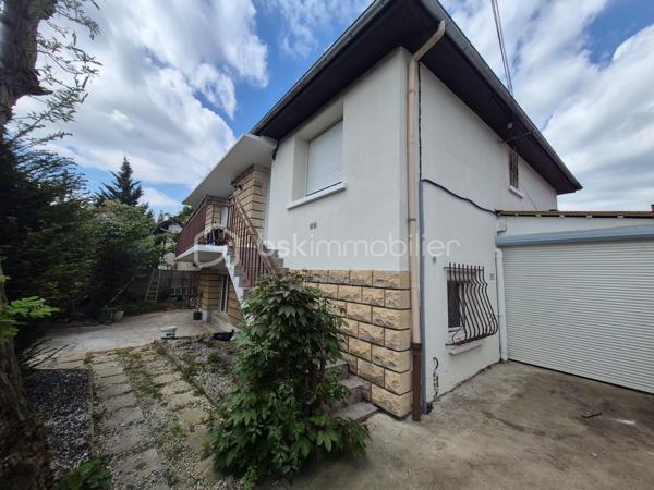 🏡  Idéal investisseur Parfait locatif ou grande famille.
Située à proximité immédiate de toutes commodités et des axes routiers  A1 / A3 / A104, et transports RER .
Cette maison familiale de 1972 offre un fort potentiel, aussi bien pour une résidence principale que pour un investissement locatif.
Édifiée sur un terrain de 382 m², elle développe 133 m² habitables plus une dépendance de 37 m².
🔹 Composition du bien :
À l’étage :
Un appartement de type F4 avec balcon
Au rez-de-chaussée :
Un appartement de type F3
Dépendance :
Un F2 indépendant, idéal pour location ou rendement locatif
🔹 Caractéristiques :
Double vitrage avec stores
2 cuisines équipées
2 WC séparés
3 salles d’eau
Chauffage au gaz (chaudière)
DPE : C
🔹 Extérieurs :
Terrasse de 18 m²
Jardin 
Abri de jardin fermé
Garage
3 places de stationnement extérieures
💡 Points forts :
✔️ Bien déjà divisé en plusieurs logements
✔️ Idéal pour investisseur ou grande famille
✔️ Bonne performance énergétique (DPE C)
✔️ Emplacement stratégique proche axes autoroutiers et toutes commodités
Opportunité rare – 3 logements indépendants – Rentabilité immédiate