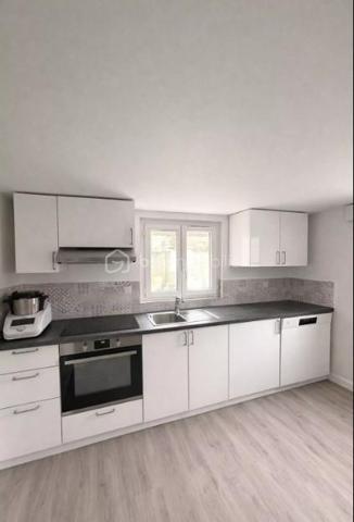 🏡  Idéal investisseur Parfait locatif ou grande famille.
Située à proximité immédiate de toutes commodités et des axes routiers  A1 / A3 / A104, et transports RER .
Cette maison familiale de 1972 offre un fort potentiel, aussi bien pour une résidence principale que pour un investissement locatif.
Édifiée sur un terrain de 382 m², elle développe 133 m² habitables plus une dépendance de 37 m².
🔹 Composition du bien :
À l’étage :
Un appartement de type F4 avec balcon
Au rez-de-chaussée :
Un appartement de type F3
Dépendance :
Un F2 indépendant, idéal pour location ou rendement locatif
🔹 Caractéristiques :
Double vitrage avec stores
2 cuisines équipées
2 WC séparés
3 salles d’eau
Chauffage au gaz (chaudière)
DPE : C
🔹 Extérieurs :
Terrasse de 18 m²
Jardin 
Abri de jardin fermé
Garage
3 places de stationnement extérieures
💡 Points forts :
✔️ Bien déjà divisé en plusieurs logements
✔️ Idéal pour investisseur ou grande famille
✔️ Bonne performance énergétique (DPE C)
✔️ Emplacement stratégique proche axes autoroutiers et toutes commodités
Opportunité rare – 3 logements indépendants – Rentabilité immédiate
