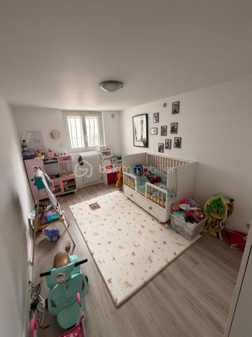 🏡  Idéal investisseur Parfait locatif ou grande famille.
Située à proximité immédiate de toutes commodités et des axes routiers  A1 / A3 / A104, et transports RER .
Cette maison familiale de 1972 offre un fort potentiel, aussi bien pour une résidence principale que pour un investissement locatif.
Édifiée sur un terrain de 382 m², elle développe 133 m² habitables plus une dépendance de 37 m².
🔹 Composition du bien :
À l’étage :
Un appartement de type F4 avec balcon
Au rez-de-chaussée :
Un appartement de type F3
Dépendance :
Un F2 indépendant, idéal pour location ou rendement locatif
🔹 Caractéristiques :
Double vitrage avec stores
2 cuisines équipées
2 WC séparés
3 salles d’eau
Chauffage au gaz (chaudière)
DPE : C
🔹 Extérieurs :
Terrasse de 18 m²
Jardin 
Abri de jardin fermé
Garage
3 places de stationnement extérieures
💡 Points forts :
✔️ Bien déjà divisé en plusieurs logements
✔️ Idéal pour investisseur ou grande famille
✔️ Bonne performance énergétique (DPE C)
✔️ Emplacement stratégique proche axes autoroutiers et toutes commodités
Opportunité rare – 3 logements indépendants – Rentabilité immédiate