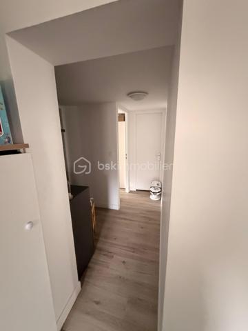 🏡  Idéal investisseur Parfait locatif ou grande famille.
Située à proximité immédiate de toutes commodités et des axes routiers  A1 / A3 / A104, et transports RER .
Cette maison familiale de 1972 offre un fort potentiel, aussi bien pour une résidence principale que pour un investissement locatif.
Édifiée sur un terrain de 382 m², elle développe 133 m² habitables plus une dépendance de 37 m².
🔹 Composition du bien :
À l’étage :
Un appartement de type F4 avec balcon
Au rez-de-chaussée :
Un appartement de type F3
Dépendance :
Un F2 indépendant, idéal pour location ou rendement locatif
🔹 Caractéristiques :
Double vitrage avec stores
2 cuisines équipées
2 WC séparés
3 salles d’eau
Chauffage au gaz (chaudière)
DPE : C
🔹 Extérieurs :
Terrasse de 18 m²
Jardin 
Abri de jardin fermé
Garage
3 places de stationnement extérieures
💡 Points forts :
✔️ Bien déjà divisé en plusieurs logements
✔️ Idéal pour investisseur ou grande famille
✔️ Bonne performance énergétique (DPE C)
✔️ Emplacement stratégique proche axes autoroutiers et toutes commodités
Opportunité rare – 3 logements indépendants – Rentabilité immédiate