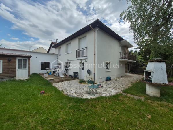 🏡  Idéal investisseur Parfait locatif ou grande famille.
Située à proximité immédiate de toutes commodités et des axes routiers  A1 / A3 / A104, et transports RER .
Cette maison familiale de 1972 offre un fort potentiel, aussi bien pour une résidence principale que pour un investissement locatif.
Édifiée sur un terrain de 382 m², elle développe 133 m² habitables plus une dépendance de 37 m².
🔹 Composition du bien :
À l’étage :
Un appartement de type F4 avec balcon
Au rez-de-chaussée :
Un appartement de type F3
Dépendance :
Un F2 indépendant, idéal pour location ou rendement locatif
🔹 Caractéristiques :
Double vitrage avec stores
2 cuisines équipées
2 WC séparés
3 salles d’eau
Chauffage au gaz (chaudière)
DPE : C
🔹 Extérieurs :
Terrasse de 18 m²
Jardin 
Abri de jardin fermé
Garage
3 places de stationnement extérieures
💡 Points forts :
✔️ Bien déjà divisé en plusieurs logements
✔️ Idéal pour investisseur ou grande famille
✔️ Bonne performance énergétique (DPE C)
✔️ Emplacement stratégique proche axes autoroutiers et toutes commodités
Opportunité rare – 3 logements indépendants – Rentabilité immédiate