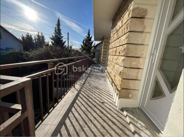 🏡  Idéal investisseur Parfait locatif ou grande famille.
Située à proximité immédiate de toutes commodités et des axes routiers  A1 / A3 / A104, et transports RER .
Cette maison familiale de 1972 offre un fort potentiel, aussi bien pour une résidence principale que pour un investissement locatif.
Édifiée sur un terrain de 382 m², elle développe 133 m² habitables plus une dépendance de 37 m².
🔹 Composition du bien :
À l’étage :
Un appartement de type F4 avec balcon
Au rez-de-chaussée :
Un appartement de type F3
Dépendance :
Un F2 indépendant, idéal pour location ou rendement locatif
🔹 Caractéristiques :
Double vitrage avec stores
2 cuisines équipées
2 WC séparés
3 salles d’eau
Chauffage au gaz (chaudière)
DPE : C
🔹 Extérieurs :
Terrasse de 18 m²
Jardin 
Abri de jardin fermé
Garage
3 places de stationnement extérieures
💡 Points forts :
✔️ Bien déjà divisé en plusieurs logements
✔️ Idéal pour investisseur ou grande famille
✔️ Bonne performance énergétique (DPE C)
✔️ Emplacement stratégique proche axes autoroutiers et toutes commodités
Opportunité rare – 3 logements indépendants – Rentabilité immédiate