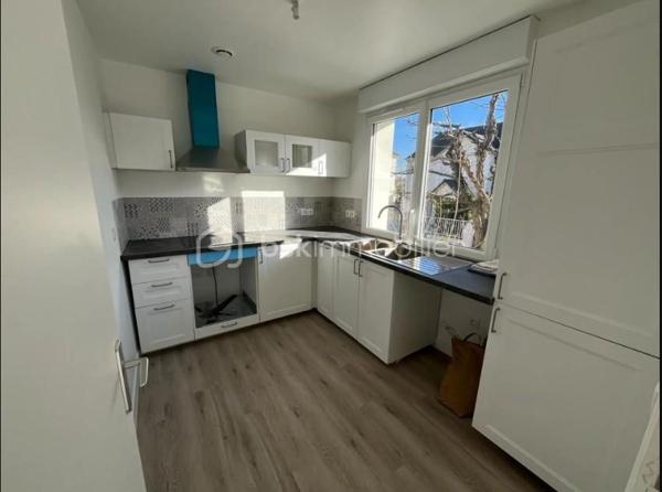 🏡  Idéal investisseur Parfait locatif ou grande famille.
Située à proximité immédiate de toutes commodités et des axes routiers  A1 / A3 / A104, et transports RER .
Cette maison familiale de 1972 offre un fort potentiel, aussi bien pour une résidence principale que pour un investissement locatif.
Édifiée sur un terrain de 382 m², elle développe 133 m² habitables plus une dépendance de 37 m².
🔹 Composition du bien :
À l’étage :
Un appartement de type F4 avec balcon
Au rez-de-chaussée :
Un appartement de type F3
Dépendance :
Un F2 indépendant, idéal pour location ou rendement locatif
🔹 Caractéristiques :
Double vitrage avec stores
2 cuisines équipées
2 WC séparés
3 salles d’eau
Chauffage au gaz (chaudière)
DPE : C
🔹 Extérieurs :
Terrasse de 18 m²
Jardin 
Abri de jardin fermé
Garage
3 places de stationnement extérieures
💡 Points forts :
✔️ Bien déjà divisé en plusieurs logements
✔️ Idéal pour investisseur ou grande famille
✔️ Bonne performance énergétique (DPE C)
✔️ Emplacement stratégique proche axes autoroutiers et toutes commodités
Opportunité rare – 3 logements indépendants – Rentabilité immédiate
