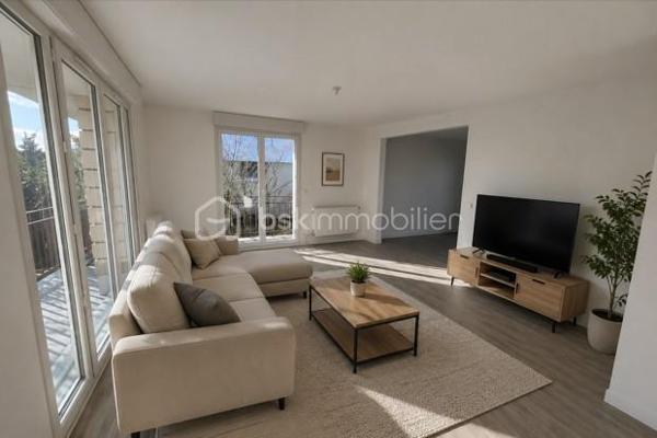 🏡  Idéal investisseur Parfait locatif ou grande famille.
Située à proximité immédiate de toutes commodités et des axes routiers  A1 / A3 / A104, et transports RER .
Cette maison familiale de 1972 offre un fort potentiel, aussi bien pour une résidence principale que pour un investissement locatif.
Édifiée sur un terrain de 382 m², elle développe 133 m² habitables plus une dépendance de 37 m².
🔹 Composition du bien :
À l’étage :
Un appartement de type F4 avec balcon
Au rez-de-chaussée :
Un appartement de type F3
Dépendance :
Un F2 indépendant, idéal pour location ou rendement locatif
🔹 Caractéristiques :
Double vitrage avec stores
2 cuisines équipées
2 WC séparés
3 salles d’eau
Chauffage au gaz (chaudière)
DPE : C
🔹 Extérieurs :
Terrasse de 18 m²
Jardin 
Abri de jardin fermé
Garage
3 places de stationnement extérieures
💡 Points forts :
✔️ Bien déjà divisé en plusieurs logements
✔️ Idéal pour investisseur ou grande famille
✔️ Bonne performance énergétique (DPE C)
✔️ Emplacement stratégique proche axes autoroutiers et toutes commodités
Opportunité rare – 3 logements indépendants – Rentabilité immédiate