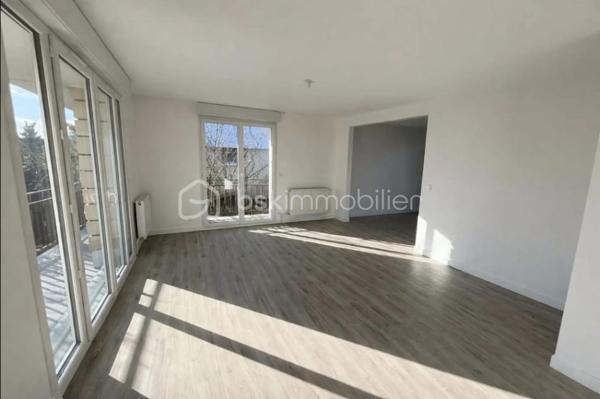 🏡  Idéal investisseur Parfait locatif ou grande famille.
Située à proximité immédiate de toutes commodités et des axes routiers  A1 / A3 / A104, et transports RER .
Cette maison familiale de 1972 offre un fort potentiel, aussi bien pour une résidence principale que pour un investissement locatif.
Édifiée sur un terrain de 382 m², elle développe 133 m² habitables plus une dépendance de 37 m².
🔹 Composition du bien :
À l’étage :
Un appartement de type F4 avec balcon
Au rez-de-chaussée :
Un appartement de type F3
Dépendance :
Un F2 indépendant, idéal pour location ou rendement locatif
🔹 Caractéristiques :
Double vitrage avec stores
2 cuisines équipées
2 WC séparés
3 salles d’eau
Chauffage au gaz (chaudière)
DPE : C
🔹 Extérieurs :
Terrasse de 18 m²
Jardin 
Abri de jardin fermé
Garage
3 places de stationnement extérieures
💡 Points forts :
✔️ Bien déjà divisé en plusieurs logements
✔️ Idéal pour investisseur ou grande famille
✔️ Bonne performance énergétique (DPE C)
✔️ Emplacement stratégique proche axes autoroutiers et toutes commodités
Opportunité rare – 3 logements indépendants – Rentabilité immédiate