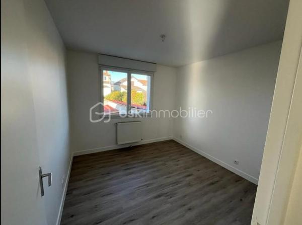 🏡  Idéal investisseur Parfait locatif ou grande famille.
Située à proximité immédiate de toutes commodités et des axes routiers  A1 / A3 / A104, et transports RER .
Cette maison familiale de 1972 offre un fort potentiel, aussi bien pour une résidence principale que pour un investissement locatif.
Édifiée sur un terrain de 382 m², elle développe 133 m² habitables plus une dépendance de 37 m².
🔹 Composition du bien :
À l’étage :
Un appartement de type F4 avec balcon
Au rez-de-chaussée :
Un appartement de type F3
Dépendance :
Un F2 indépendant, idéal pour location ou rendement locatif
🔹 Caractéristiques :
Double vitrage avec stores
2 cuisines équipées
2 WC séparés
3 salles d’eau
Chauffage au gaz (chaudière)
DPE : C
🔹 Extérieurs :
Terrasse de 18 m²
Jardin 
Abri de jardin fermé
Garage
3 places de stationnement extérieures
💡 Points forts :
✔️ Bien déjà divisé en plusieurs logements
✔️ Idéal pour investisseur ou grande famille
✔️ Bonne performance énergétique (DPE C)
✔️ Emplacement stratégique proche axes autoroutiers et toutes commodités
Opportunité rare – 3 logements indépendants – Rentabilité immédiate