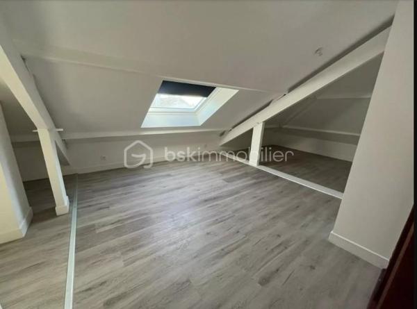 🏡  Idéal investisseur Parfait locatif ou grande famille.
Située à proximité immédiate de toutes commodités et des axes routiers  A1 / A3 / A104, et transports RER .
Cette maison familiale de 1972 offre un fort potentiel, aussi bien pour une résidence principale que pour un investissement locatif.
Édifiée sur un terrain de 382 m², elle développe 133 m² habitables plus une dépendance de 37 m².
🔹 Composition du bien :
À l’étage :
Un appartement de type F4 avec balcon
Au rez-de-chaussée :
Un appartement de type F3
Dépendance :
Un F2 indépendant, idéal pour location ou rendement locatif
🔹 Caractéristiques :
Double vitrage avec stores
2 cuisines équipées
2 WC séparés
3 salles d’eau
Chauffage au gaz (chaudière)
DPE : C
🔹 Extérieurs :
Terrasse de 18 m²
Jardin 
Abri de jardin fermé
Garage
3 places de stationnement extérieures
💡 Points forts :
✔️ Bien déjà divisé en plusieurs logements
✔️ Idéal pour investisseur ou grande famille
✔️ Bonne performance énergétique (DPE C)
✔️ Emplacement stratégique proche axes autoroutiers et toutes commodités
Opportunité rare – 3 logements indépendants – Rentabilité immédiate