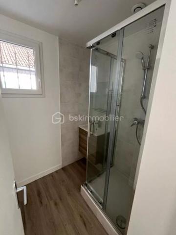 🏡  Idéal investisseur Parfait locatif ou grande famille.
Située à proximité immédiate de toutes commodités et des axes routiers  A1 / A3 / A104, et transports RER .
Cette maison familiale de 1972 offre un fort potentiel, aussi bien pour une résidence principale que pour un investissement locatif.
Édifiée sur un terrain de 382 m², elle développe 133 m² habitables plus une dépendance de 37 m².
🔹 Composition du bien :
À l’étage :
Un appartement de type F4 avec balcon
Au rez-de-chaussée :
Un appartement de type F3
Dépendance :
Un F2 indépendant, idéal pour location ou rendement locatif
🔹 Caractéristiques :
Double vitrage avec stores
2 cuisines équipées
2 WC séparés
3 salles d’eau
Chauffage au gaz (chaudière)
DPE : C
🔹 Extérieurs :
Terrasse de 18 m²
Jardin 
Abri de jardin fermé
Garage
3 places de stationnement extérieures
💡 Points forts :
✔️ Bien déjà divisé en plusieurs logements
✔️ Idéal pour investisseur ou grande famille
✔️ Bonne performance énergétique (DPE C)
✔️ Emplacement stratégique proche axes autoroutiers et toutes commodités
Opportunité rare – 3 logements indépendants – Rentabilité immédiate