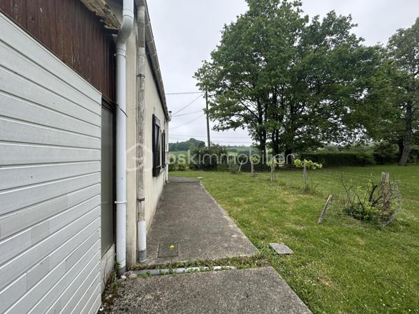 Maison au calme, à la campagne avec possibilité d'agrandissement, un garage sur un terrain plat de 1101 m² - Assainissement qui a moins de 4 ans . Ne tardez pas à venir visiter !!!