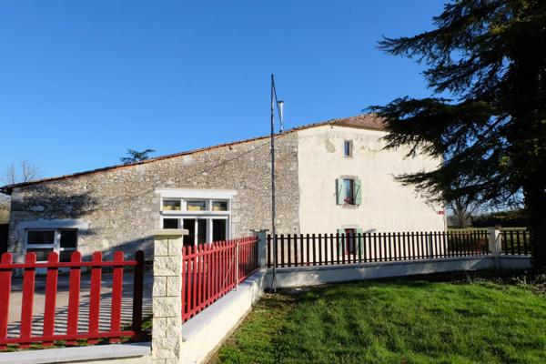Charmante Maison en Pierre avec Piscine à Eymet