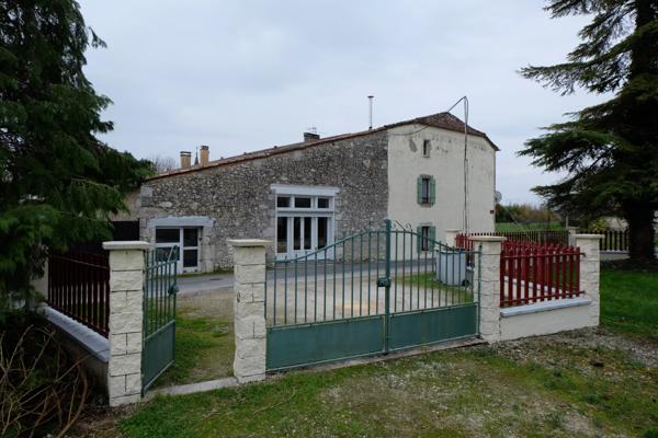 Charmante Maison en Pierre avec Piscine à Eymet