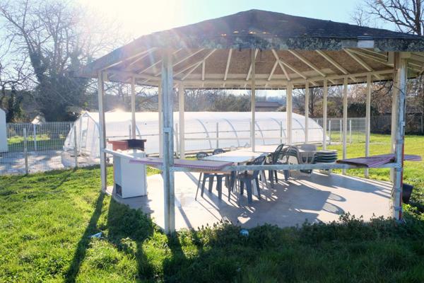 Charmante Maison en Pierre avec Piscine à Eymet