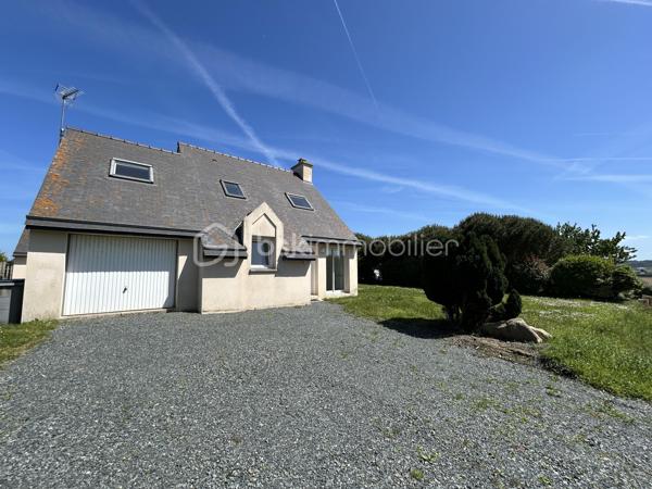 Située dans un environnement paisible et recherché, à seulement 2 km de Paimpol et à 1km à pied de la mer, cette maison construite en 2005 offre un cadre de vie privilégié, au sein d’un quartier calme avec circulation à sens unique.

Édifiée sur un terrain de 533m2, la propriété dispose d’une semi-clôture ( un seul côté à clôturer).

D’une surface habitable d’environ 89m2, la maison se compose:

Au rez-de-chaussée:
- Entrée avec placard, séjour/salon lumineux avec accès direct sur la terrasse et jardin, une cuisine non aménagée et non équipée, une chambre, une salle d’eau, WC séparé.
Le chauffage est électrique avec possibilité d’installer un poêle à bois ou à granulés.
Le garage attenant est communiquant avec la maison. 

À L’étage:
- Palier desservant trois chambres, dont une au-dessus du garage, une salle de bain avec baignoire et WC.

Les peintures ont été récemment refaites.
Depuis l’étage, vous profiterez d’un agréable aperçu mer.

Une maison idéale pour une résidence principale ou secondaire, dans un secteur très apprécié pour son calme et sa proximité littoral .