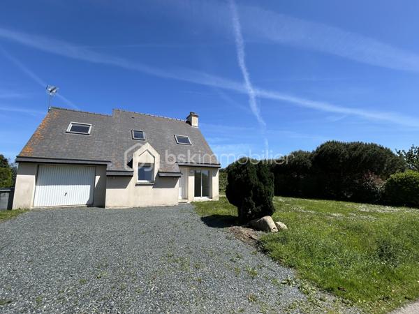 Située dans un environnement paisible et recherché, à seulement 2 km de Paimpol et à 1km à pied de la mer, cette maison construite en 2005 offre un cadre de vie privilégié, au sein d’un quartier calme avec circulation à sens unique.

Édifiée sur un terrain de 533m2, la propriété dispose d’une semi-clôture ( un seul côté à clôturer).

D’une surface habitable d’environ 89m2, la maison se compose:

Au rez-de-chaussée:
- Entrée avec placard, séjour/salon lumineux avec accès direct sur la terrasse et jardin, une cuisine non aménagée et non équipée, une chambre, une salle d’eau, WC séparé.
Le chauffage est électrique avec possibilité d’installer un poêle à bois ou à granulés.
Le garage attenant est communiquant avec la maison. 

À L’étage:
- Palier desservant trois chambres, dont une au-dessus du garage, une salle de bain avec baignoire et WC.

Les peintures ont été récemment refaites.
Depuis l’étage, vous profiterez d’un agréable aperçu mer.

Une maison idéale pour une résidence principale ou secondaire, dans un secteur très apprécié pour son calme et sa proximité littoral .