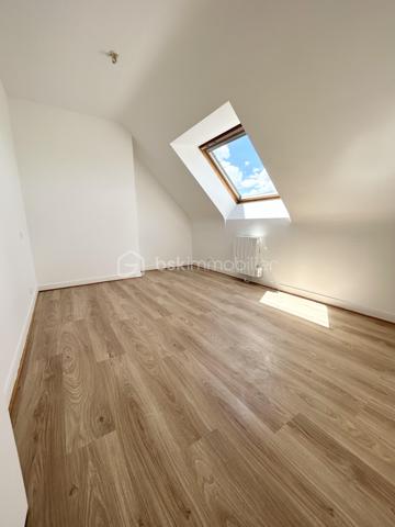 Située dans un environnement paisible et recherché, à seulement 2 km de Paimpol et à 1km à pied de la mer, cette maison construite en 2005 offre un cadre de vie privilégié, au sein d’un quartier calme avec circulation à sens unique.

Édifiée sur un terrain de 533m2, la propriété dispose d’une semi-clôture ( un seul côté à clôturer).

D’une surface habitable d’environ 89m2, la maison se compose:

Au rez-de-chaussée:
- Entrée avec placard, séjour/salon lumineux avec accès direct sur la terrasse et jardin, une cuisine non aménagée et non équipée, une chambre, une salle d’eau, WC séparé.
Le chauffage est électrique avec possibilité d’installer un poêle à bois ou à granulés.
Le garage attenant est communiquant avec la maison. 

À L’étage:
- Palier desservant trois chambres, dont une au-dessus du garage, une salle de bain avec baignoire et WC.

Les peintures ont été récemment refaites.
Depuis l’étage, vous profiterez d’un agréable aperçu mer.

Une maison idéale pour une résidence principale ou secondaire, dans un secteur très apprécié pour son calme et sa proximité littoral .