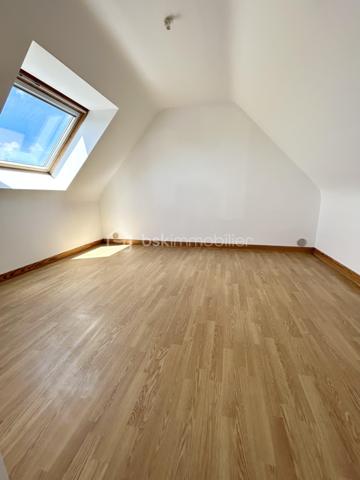 Située dans un environnement paisible et recherché, à seulement 2 km de Paimpol et à 1km à pied de la mer, cette maison construite en 2005 offre un cadre de vie privilégié, au sein d’un quartier calme avec circulation à sens unique.

Édifiée sur un terrain de 533m2, la propriété dispose d’une semi-clôture ( un seul côté à clôturer).

D’une surface habitable d’environ 89m2, la maison se compose:

Au rez-de-chaussée:
- Entrée avec placard, séjour/salon lumineux avec accès direct sur la terrasse et jardin, une cuisine non aménagée et non équipée, une chambre, une salle d’eau, WC séparé.
Le chauffage est électrique avec possibilité d’installer un poêle à bois ou à granulés.
Le garage attenant est communiquant avec la maison. 

À L’étage:
- Palier desservant trois chambres, dont une au-dessus du garage, une salle de bain avec baignoire et WC.

Les peintures ont été récemment refaites.
Depuis l’étage, vous profiterez d’un agréable aperçu mer.

Une maison idéale pour une résidence principale ou secondaire, dans un secteur très apprécié pour son calme et sa proximité littoral .