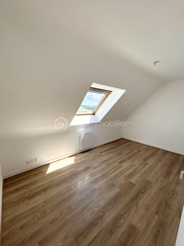 Située dans un environnement paisible et recherché, à seulement 2 km de Paimpol et à 1km à pied de la mer, cette maison construite en 2005 offre un cadre de vie privilégié, au sein d’un quartier calme avec circulation à sens unique.

Édifiée sur un terrain de 533m2, la propriété dispose d’une semi-clôture ( un seul côté à clôturer).

D’une surface habitable d’environ 89m2, la maison se compose:

Au rez-de-chaussée:
- Entrée avec placard, séjour/salon lumineux avec accès direct sur la terrasse et jardin, une cuisine non aménagée et non équipée, une chambre, une salle d’eau, WC séparé.
Le chauffage est électrique avec possibilité d’installer un poêle à bois ou à granulés.
Le garage attenant est communiquant avec la maison. 

À L’étage:
- Palier desservant trois chambres, dont une au-dessus du garage, une salle de bain avec baignoire et WC.

Les peintures ont été récemment refaites.
Depuis l’étage, vous profiterez d’un agréable aperçu mer.

Une maison idéale pour une résidence principale ou secondaire, dans un secteur très apprécié pour son calme et sa proximité littoral .