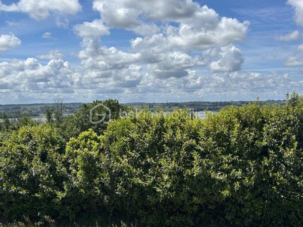 Située dans un environnement paisible et recherché, à seulement 2 km de Paimpol et à 1km à pied de la mer, cette maison construite en 2005 offre un cadre de vie privilégié, au sein d’un quartier calme avec circulation à sens unique.

Édifiée sur un terrain de 533m2, la propriété dispose d’une semi-clôture ( un seul côté à clôturer).

D’une surface habitable d’environ 89m2, la maison se compose:

Au rez-de-chaussée:
- Entrée avec placard, séjour/salon lumineux avec accès direct sur la terrasse et jardin, une cuisine non aménagée et non équipée, une chambre, une salle d’eau, WC séparé.
Le chauffage est électrique avec possibilité d’installer un poêle à bois ou à granulés.
Le garage attenant est communiquant avec la maison. 

À L’étage:
- Palier desservant trois chambres, dont une au-dessus du garage, une salle de bain avec baignoire et WC.

Les peintures ont été récemment refaites.
Depuis l’étage, vous profiterez d’un agréable aperçu mer.

Une maison idéale pour une résidence principale ou secondaire, dans un secteur très apprécié pour son calme et sa proximité littoral .