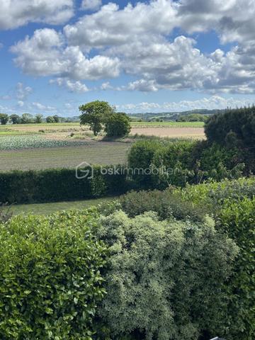 Située dans un environnement paisible et recherché, à seulement 2 km de Paimpol et à 1km à pied de la mer, cette maison construite en 2005 offre un cadre de vie privilégié, au sein d’un quartier calme avec circulation à sens unique.

Édifiée sur un terrain de 533m2, la propriété dispose d’une semi-clôture ( un seul côté à clôturer).

D’une surface habitable d’environ 89m2, la maison se compose:

Au rez-de-chaussée:
- Entrée avec placard, séjour/salon lumineux avec accès direct sur la terrasse et jardin, une cuisine non aménagée et non équipée, une chambre, une salle d’eau, WC séparé.
Le chauffage est électrique avec possibilité d’installer un poêle à bois ou à granulés.
Le garage attenant est communiquant avec la maison. 

À L’étage:
- Palier desservant trois chambres, dont une au-dessus du garage, une salle de bain avec baignoire et WC.

Les peintures ont été récemment refaites.
Depuis l’étage, vous profiterez d’un agréable aperçu mer.

Une maison idéale pour une résidence principale ou secondaire, dans un secteur très apprécié pour son calme et sa proximité littoral .