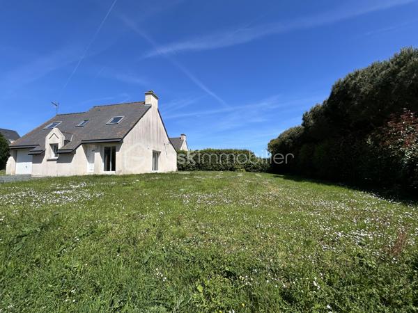 Située dans un environnement paisible et recherché, à seulement 2 km de Paimpol et à 1km à pied de la mer, cette maison construite en 2005 offre un cadre de vie privilégié, au sein d’un quartier calme avec circulation à sens unique.

Édifiée sur un terrain de 533m2, la propriété dispose d’une semi-clôture ( un seul côté à clôturer).

D’une surface habitable d’environ 89m2, la maison se compose:

Au rez-de-chaussée:
- Entrée avec placard, séjour/salon lumineux avec accès direct sur la terrasse et jardin, une cuisine non aménagée et non équipée, une chambre, une salle d’eau, WC séparé.
Le chauffage est électrique avec possibilité d’installer un poêle à bois ou à granulés.
Le garage attenant est communiquant avec la maison. 

À L’étage:
- Palier desservant trois chambres, dont une au-dessus du garage, une salle de bain avec baignoire et WC.

Les peintures ont été récemment refaites.
Depuis l’étage, vous profiterez d’un agréable aperçu mer.

Une maison idéale pour une résidence principale ou secondaire, dans un secteur très apprécié pour son calme et sa proximité littoral .