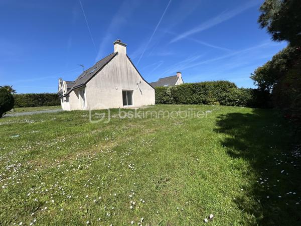 Située dans un environnement paisible et recherché, à seulement 2 km de Paimpol et à 1km à pied de la mer, cette maison construite en 2005 offre un cadre de vie privilégié, au sein d’un quartier calme avec circulation à sens unique.

Édifiée sur un terrain de 533m2, la propriété dispose d’une semi-clôture ( un seul côté à clôturer).

D’une surface habitable d’environ 89m2, la maison se compose:

Au rez-de-chaussée:
- Entrée avec placard, séjour/salon lumineux avec accès direct sur la terrasse et jardin, une cuisine non aménagée et non équipée, une chambre, une salle d’eau, WC séparé.
Le chauffage est électrique avec possibilité d’installer un poêle à bois ou à granulés.
Le garage attenant est communiquant avec la maison. 

À L’étage:
- Palier desservant trois chambres, dont une au-dessus du garage, une salle de bain avec baignoire et WC.

Les peintures ont été récemment refaites.
Depuis l’étage, vous profiterez d’un agréable aperçu mer.

Une maison idéale pour une résidence principale ou secondaire, dans un secteur très apprécié pour son calme et sa proximité littoral .
