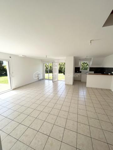 Située dans un environnement paisible et recherché, à seulement 2 km de Paimpol et à 1km à pied de la mer, cette maison construite en 2005 offre un cadre de vie privilégié, au sein d’un quartier calme avec circulation à sens unique.

Édifiée sur un terrain de 533m2, la propriété dispose d’une semi-clôture ( un seul côté à clôturer).

D’une surface habitable d’environ 89m2, la maison se compose:

Au rez-de-chaussée:
- Entrée avec placard, séjour/salon lumineux avec accès direct sur la terrasse et jardin, une cuisine non aménagée et non équipée, une chambre, une salle d’eau, WC séparé.
Le chauffage est électrique avec possibilité d’installer un poêle à bois ou à granulés.
Le garage attenant est communiquant avec la maison. 

À L’étage:
- Palier desservant trois chambres, dont une au-dessus du garage, une salle de bain avec baignoire et WC.

Les peintures ont été récemment refaites.
Depuis l’étage, vous profiterez d’un agréable aperçu mer.

Une maison idéale pour une résidence principale ou secondaire, dans un secteur très apprécié pour son calme et sa proximité littoral .