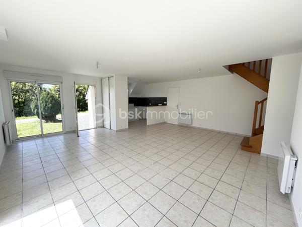 Située dans un environnement paisible et recherché, à seulement 2 km de Paimpol et à 1km à pied de la mer, cette maison construite en 2005 offre un cadre de vie privilégié, au sein d’un quartier calme avec circulation à sens unique.

Édifiée sur un terrain de 533m2, la propriété dispose d’une semi-clôture ( un seul côté à clôturer).

D’une surface habitable d’environ 89m2, la maison se compose:

Au rez-de-chaussée:
- Entrée avec placard, séjour/salon lumineux avec accès direct sur la terrasse et jardin, une cuisine non aménagée et non équipée, une chambre, une salle d’eau, WC séparé.
Le chauffage est électrique avec possibilité d’installer un poêle à bois ou à granulés.
Le garage attenant est communiquant avec la maison. 

À L’étage:
- Palier desservant trois chambres, dont une au-dessus du garage, une salle de bain avec baignoire et WC.

Les peintures ont été récemment refaites.
Depuis l’étage, vous profiterez d’un agréable aperçu mer.

Une maison idéale pour une résidence principale ou secondaire, dans un secteur très apprécié pour son calme et sa proximité littoral .