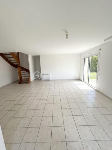 Située dans un environnement paisible et recherché, à seulement 2 km de Paimpol et à 1km à pied de la mer, cette maison construite en 2005 offre un cadre de vie privilégié, au sein d’un quartier calme avec circulation à sens unique.

Édifiée sur un terrain de 533m2, la propriété dispose d’une semi-clôture ( un seul côté à clôturer).

D’une surface habitable d’environ 89m2, la maison se compose:

Au rez-de-chaussée:
- Entrée avec placard, séjour/salon lumineux avec accès direct sur la terrasse et jardin, une cuisine non aménagée et non équipée, une chambre, une salle d’eau, WC séparé.
Le chauffage est électrique avec possibilité d’installer un poêle à bois ou à granulés.
Le garage attenant est communiquant avec la maison. 

À L’étage:
- Palier desservant trois chambres, dont une au-dessus du garage, une salle de bain avec baignoire et WC.

Les peintures ont été récemment refaites.
Depuis l’étage, vous profiterez d’un agréable aperçu mer.

Une maison idéale pour une résidence principale ou secondaire, dans un secteur très apprécié pour son calme et sa proximité littoral .