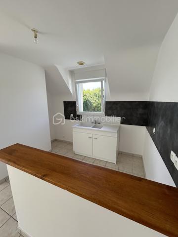 Située dans un environnement paisible et recherché, à seulement 2 km de Paimpol et à 1km à pied de la mer, cette maison construite en 2005 offre un cadre de vie privilégié, au sein d’un quartier calme avec circulation à sens unique.

Édifiée sur un terrain de 533m2, la propriété dispose d’une semi-clôture ( un seul côté à clôturer).

D’une surface habitable d’environ 89m2, la maison se compose:

Au rez-de-chaussée:
- Entrée avec placard, séjour/salon lumineux avec accès direct sur la terrasse et jardin, une cuisine non aménagée et non équipée, une chambre, une salle d’eau, WC séparé.
Le chauffage est électrique avec possibilité d’installer un poêle à bois ou à granulés.
Le garage attenant est communiquant avec la maison. 

À L’étage:
- Palier desservant trois chambres, dont une au-dessus du garage, une salle de bain avec baignoire et WC.

Les peintures ont été récemment refaites.
Depuis l’étage, vous profiterez d’un agréable aperçu mer.

Une maison idéale pour une résidence principale ou secondaire, dans un secteur très apprécié pour son calme et sa proximité littoral .