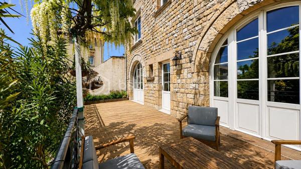 Maison de caractère offrant une belle entrée desservant, sur la gauche, une agréable pièce de vie ouverte sur la
terrasse, une salle à manger séparée par de magnifiques portes à galandage anciennes. Sur la droite, une
grande cuisine avec espace repas et accès direct au garage. 
Le charme de cette demeure opère immédiatement
grâce à ses menuiseries voûtées, sa belle hauteur sous plafond d’environ 3 mètres, ses moulures d’époque et ses
cheminées en marbre. Un superbe escalier en bois dessert au premier étage 4 chambres sur parquet ancien, dont une spacieuse chambre de plus de 19 m² avec placard, ainsi qu’une salle d’eau. Au deuxième étage, vous
découvrirez 2 autres chambres de plus de 15 m² offrant une vue incroyable sur Bonabry et l’église Saint-Léonard,
une buanderie, une salle d’eau ainsi qu’une pièce actuellement utilisée en grenier/espace de stockage. Le rez-dejardin propose une cave, un studio de musique, plusieurs espaces de rangement ainsi qu’un accès direct au
jardin.
À l’extérieur, vous profiterez d’un jardin clos, sans vis-à-vis, dans un environnement très calme.