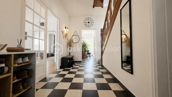 Maison de caractère offrant une belle entrée desservant, sur la gauche, une agréable pièce de vie ouverte sur la
terrasse, une salle à manger séparée par de magnifiques portes à galandage anciennes. Sur la droite, une
grande cuisine avec espace repas et accès direct au garage. 
Le charme de cette demeure opère immédiatement
grâce à ses menuiseries voûtées, sa belle hauteur sous plafond d’environ 3 mètres, ses moulures d’époque et ses
cheminées en marbre. Un superbe escalier en bois dessert au premier étage 4 chambres sur parquet ancien, dont une spacieuse chambre de plus de 19 m² avec placard, ainsi qu’une salle d’eau. Au deuxième étage, vous
découvrirez 2 autres chambres de plus de 15 m² offrant une vue incroyable sur Bonabry et l’église Saint-Léonard,
une buanderie, une salle d’eau ainsi qu’une pièce actuellement utilisée en grenier/espace de stockage. Le rez-dejardin propose une cave, un studio de musique, plusieurs espaces de rangement ainsi qu’un accès direct au
jardin.
À l’extérieur, vous profiterez d’un jardin clos, sans vis-à-vis, dans un environnement très calme.