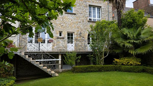 Maison de caractère offrant une belle entrée desservant, sur la gauche, une agréable pièce de vie ouverte sur la
terrasse, une salle à manger séparée par de magnifiques portes à galandage anciennes. Sur la droite, une
grande cuisine avec espace repas et accès direct au garage. 
Le charme de cette demeure opère immédiatement
grâce à ses menuiseries voûtées, sa belle hauteur sous plafond d’environ 3 mètres, ses moulures d’époque et ses
cheminées en marbre. Un superbe escalier en bois dessert au premier étage 4 chambres sur parquet ancien, dont une spacieuse chambre de plus de 19 m² avec placard, ainsi qu’une salle d’eau. Au deuxième étage, vous
découvrirez 2 autres chambres de plus de 15 m² offrant une vue incroyable sur Bonabry et l’église Saint-Léonard,
une buanderie, une salle d’eau ainsi qu’une pièce actuellement utilisée en grenier/espace de stockage. Le rez-dejardin propose une cave, un studio de musique, plusieurs espaces de rangement ainsi qu’un accès direct au
jardin.
À l’extérieur, vous profiterez d’un jardin clos, sans vis-à-vis, dans un environnement très calme.