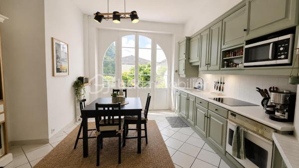 Maison de caractère offrant une belle entrée desservant, sur la gauche, une agréable pièce de vie ouverte sur la
terrasse, une salle à manger séparée par de magnifiques portes à galandage anciennes. Sur la droite, une
grande cuisine avec espace repas et accès direct au garage. 
Le charme de cette demeure opère immédiatement
grâce à ses menuiseries voûtées, sa belle hauteur sous plafond d’environ 3 mètres, ses moulures d’époque et ses
cheminées en marbre. Un superbe escalier en bois dessert au premier étage 4 chambres sur parquet ancien, dont une spacieuse chambre de plus de 19 m² avec placard, ainsi qu’une salle d’eau. Au deuxième étage, vous
découvrirez 2 autres chambres de plus de 15 m² offrant une vue incroyable sur Bonabry et l’église Saint-Léonard,
une buanderie, une salle d’eau ainsi qu’une pièce actuellement utilisée en grenier/espace de stockage. Le rez-dejardin propose une cave, un studio de musique, plusieurs espaces de rangement ainsi qu’un accès direct au
jardin.
À l’extérieur, vous profiterez d’un jardin clos, sans vis-à-vis, dans un environnement très calme.