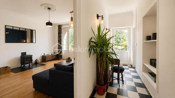 Maison de caractère offrant une belle entrée desservant, sur la gauche, une agréable pièce de vie ouverte sur la
terrasse, une salle à manger séparée par de magnifiques portes à galandage anciennes. Sur la droite, une
grande cuisine avec espace repas et accès direct au garage. 
Le charme de cette demeure opère immédiatement
grâce à ses menuiseries voûtées, sa belle hauteur sous plafond d’environ 3 mètres, ses moulures d’époque et ses
cheminées en marbre. Un superbe escalier en bois dessert au premier étage 4 chambres sur parquet ancien, dont une spacieuse chambre de plus de 19 m² avec placard, ainsi qu’une salle d’eau. Au deuxième étage, vous
découvrirez 2 autres chambres de plus de 15 m² offrant une vue incroyable sur Bonabry et l’église Saint-Léonard,
une buanderie, une salle d’eau ainsi qu’une pièce actuellement utilisée en grenier/espace de stockage. Le rez-dejardin propose une cave, un studio de musique, plusieurs espaces de rangement ainsi qu’un accès direct au
jardin.
À l’extérieur, vous profiterez d’un jardin clos, sans vis-à-vis, dans un environnement très calme.