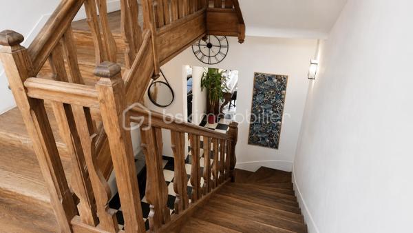 Maison de caractère offrant une belle entrée desservant, sur la gauche, une agréable pièce de vie ouverte sur la
terrasse, une salle à manger séparée par de magnifiques portes à galandage anciennes. Sur la droite, une
grande cuisine avec espace repas et accès direct au garage. 
Le charme de cette demeure opère immédiatement
grâce à ses menuiseries voûtées, sa belle hauteur sous plafond d’environ 3 mètres, ses moulures d’époque et ses
cheminées en marbre. Un superbe escalier en bois dessert au premier étage 4 chambres sur parquet ancien, dont une spacieuse chambre de plus de 19 m² avec placard, ainsi qu’une salle d’eau. Au deuxième étage, vous
découvrirez 2 autres chambres de plus de 15 m² offrant une vue incroyable sur Bonabry et l’église Saint-Léonard,
une buanderie, une salle d’eau ainsi qu’une pièce actuellement utilisée en grenier/espace de stockage. Le rez-dejardin propose une cave, un studio de musique, plusieurs espaces de rangement ainsi qu’un accès direct au
jardin.
À l’extérieur, vous profiterez d’un jardin clos, sans vis-à-vis, dans un environnement très calme.