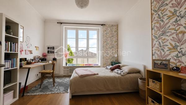 Maison de caractère offrant une belle entrée desservant, sur la gauche, une agréable pièce de vie ouverte sur la
terrasse, une salle à manger séparée par de magnifiques portes à galandage anciennes. Sur la droite, une
grande cuisine avec espace repas et accès direct au garage. 
Le charme de cette demeure opère immédiatement
grâce à ses menuiseries voûtées, sa belle hauteur sous plafond d’environ 3 mètres, ses moulures d’époque et ses
cheminées en marbre. Un superbe escalier en bois dessert au premier étage 4 chambres sur parquet ancien, dont une spacieuse chambre de plus de 19 m² avec placard, ainsi qu’une salle d’eau. Au deuxième étage, vous
découvrirez 2 autres chambres de plus de 15 m² offrant une vue incroyable sur Bonabry et l’église Saint-Léonard,
une buanderie, une salle d’eau ainsi qu’une pièce actuellement utilisée en grenier/espace de stockage. Le rez-dejardin propose une cave, un studio de musique, plusieurs espaces de rangement ainsi qu’un accès direct au
jardin.
À l’extérieur, vous profiterez d’un jardin clos, sans vis-à-vis, dans un environnement très calme.