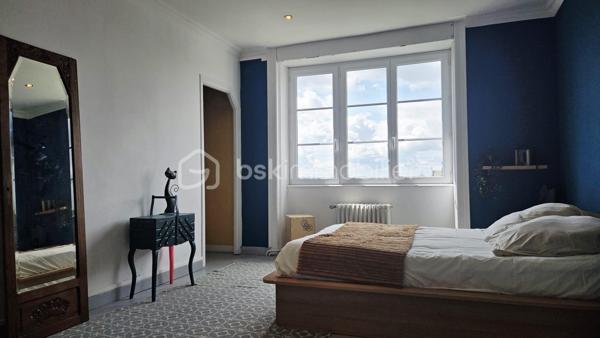 Maison de caractère offrant une belle entrée desservant, sur la gauche, une agréable pièce de vie ouverte sur la
terrasse, une salle à manger séparée par de magnifiques portes à galandage anciennes. Sur la droite, une
grande cuisine avec espace repas et accès direct au garage. 
Le charme de cette demeure opère immédiatement
grâce à ses menuiseries voûtées, sa belle hauteur sous plafond d’environ 3 mètres, ses moulures d’époque et ses
cheminées en marbre. Un superbe escalier en bois dessert au premier étage 4 chambres sur parquet ancien, dont une spacieuse chambre de plus de 19 m² avec placard, ainsi qu’une salle d’eau. Au deuxième étage, vous
découvrirez 2 autres chambres de plus de 15 m² offrant une vue incroyable sur Bonabry et l’église Saint-Léonard,
une buanderie, une salle d’eau ainsi qu’une pièce actuellement utilisée en grenier/espace de stockage. Le rez-dejardin propose une cave, un studio de musique, plusieurs espaces de rangement ainsi qu’un accès direct au
jardin.
À l’extérieur, vous profiterez d’un jardin clos, sans vis-à-vis, dans un environnement très calme.