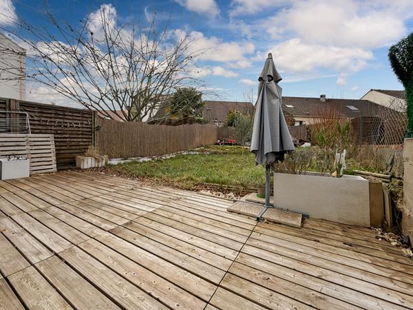 Maison Jouy Le Moutier avec 3 chambres garage et terrain.